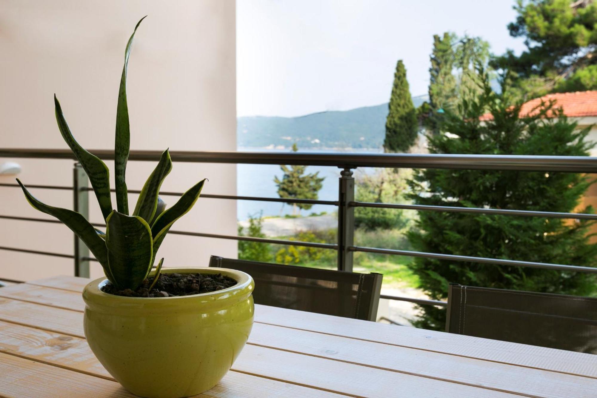 Meliti Waterfront Suites Karavomylos Exterior photo