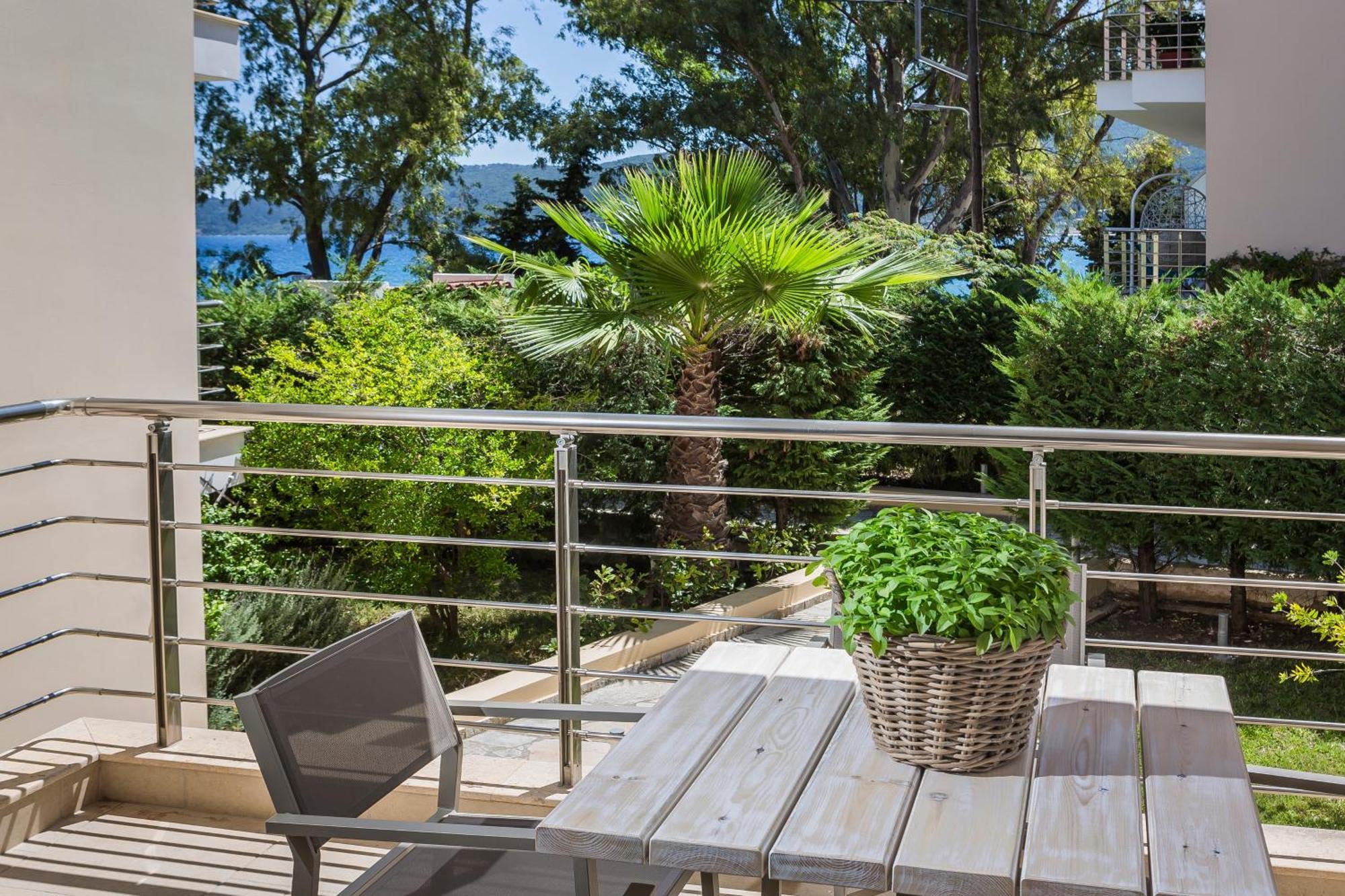 Meliti Waterfront Suites Karavomylos Exterior photo